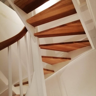 RENOMA TREPPEN - Holztreppen: freitragende Treppen, Treppen auf Beton, moderne Holztische - polnische Firma