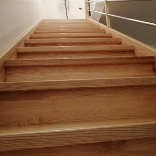 RENOMA TREPPEN - Holztreppen: freitragende Treppen, Treppen auf Beton, moderne Holztische - polnische Firma